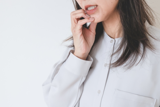 歯ぐきが下がる原因や治療について